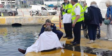 Λιμάνι Πειραιά: Γυναίκα έπεσε στη θάλασσα λίγο πριν τον απόπλου του Blue Star Naxos για Πάρο-Άμεση ήταν η επέμβαση των Λιμενικών και προσωπικού του πλοίου