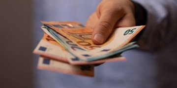Αναδρομικά από μισθούς και συντάξεις: Πώς δηλώνονται στην εφορία και τι ισχύει για τη φορολογία τους