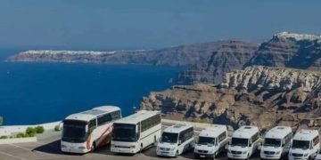 Σαντορίνη: Ακυρώσεις στις προσεγγίσεις κρουαζιερόπλοιων λόγω αποχής εργασίας των τουριστικών λεωφορείων