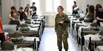 Εθελόντριες στο χακί: Οι πρώτες 72 γυναίκες παρουσιάστηκαν στον Στρατό Ξηράς – Αγχωμένες, συγκινημένες αλλά έτοιμες