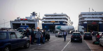 Το αδιαχώρητο στο λιμάνι της Ραφήνας, πίεση στις υποδομές από τα πολλά ακτοπλοϊκά δρομολόγια