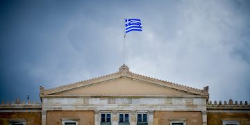 Στη Βουλή το πολυνομοσχέδιο ΥΠΕΘΟ: 150 ευρώ ανά παιδί, 72 δόσεις και «ξεκλείδωμα» λογαριασμών