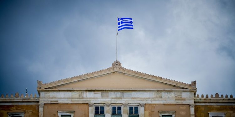Στη Βουλή το πολυνομοσχέδιο ΥΠΕΘΟ: 150 ευρώ ανά παιδί, 72 δόσεις και «ξεκλείδωμα» λογαριασμών